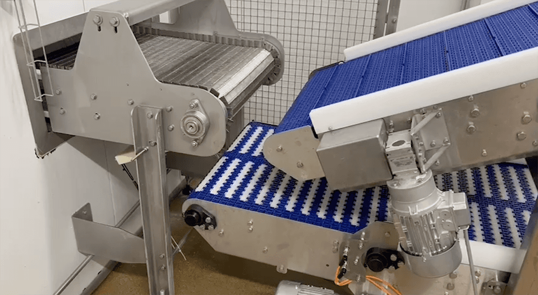 Spiral conveyor belt for cold and frozen applications